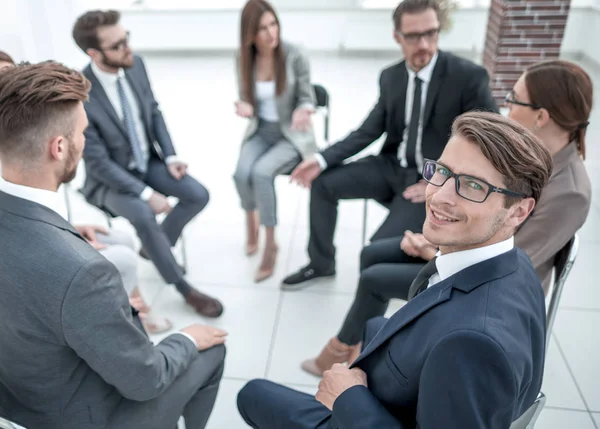 Equipe de negócios discute os problemas em uma reunião de negócios — Fotografia de Stock