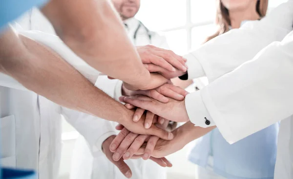 Grupp läkare med sina händer som falsas ihop — Stockfoto