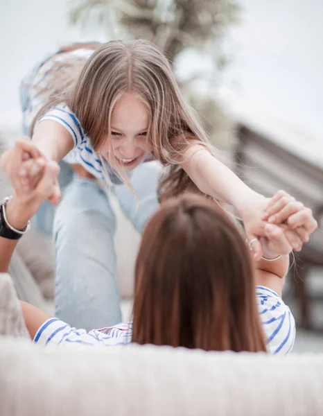 Feliz junto.mãe brincando com sua filha — Fotografia de Stock