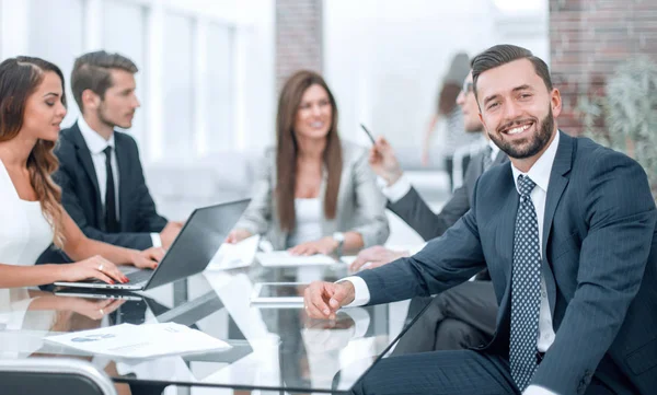 Affärsman innehar ett affärsmöte med business-teamet — Stockfoto