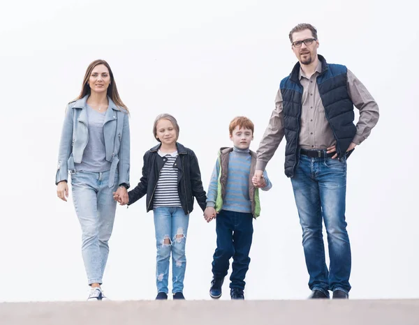 Hand in hand en wandelen en gelukkige familie — Stockfoto
