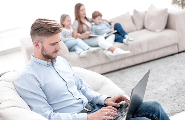 Homem moderno trabalhando laptop em sua sala de estar — Fotografia de Stock