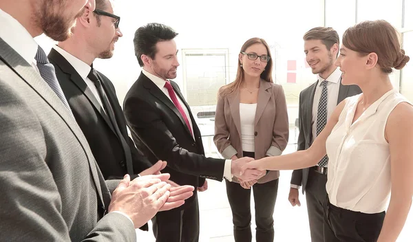 Businesswoman and man shaking hands in the office — Stock Photo, Image