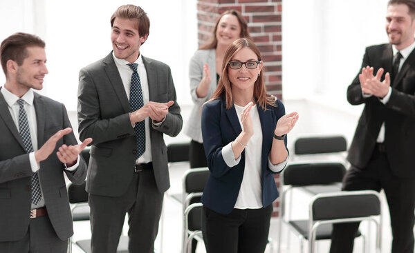 команда аплодирует победителю конференции
