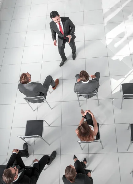 Collega 's wachten op zijn baas beslissing — Stockfoto