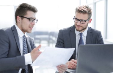 İş ortakları iş belgesini tartışıyor.