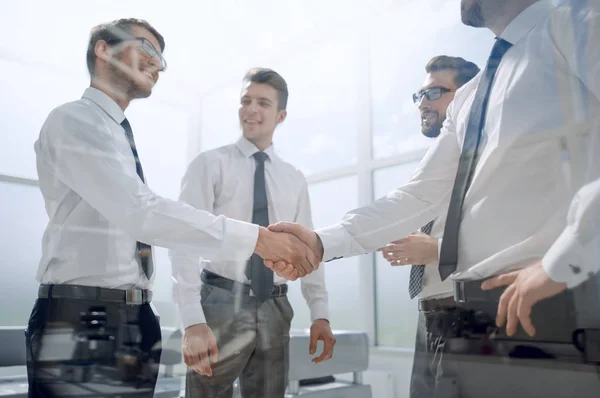 Compañeros de negocios estrechando la mano en la oficina — Foto de Stock