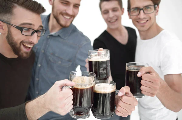 Jovens engraçados com uma caneca de cerveja cheia de cerveja — Fotografia de Stock