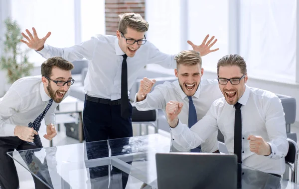 Feliz equipo de negocios mirando a la pantalla del ordenador portátil — Foto de Stock