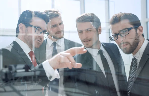 Equipe de negócios discutindo novo plano de negócios — Fotografia de Stock