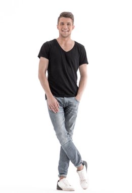 Beyaz b izole mutlu gülümseyen genç adam ayakta tam uzunlukta