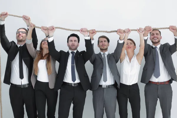 Equipe de negócios está segurando uma corda forte — Fotografia de Stock