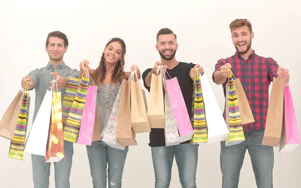 Jóvenes mostrando sus coloridas bolsas de compras —  Fotos de Stock