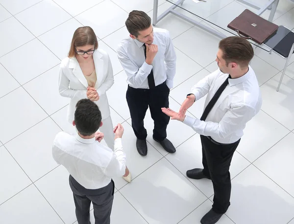 Top view.employees della società discutendo nuove idee — Foto Stock