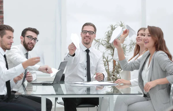 Equipa empresarial jovem a iniciar um novo projecto comercial — Fotografia de Stock