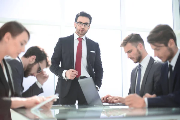 Business-Team diskutiert Probleme bei neuem Projekt. — Stockfoto