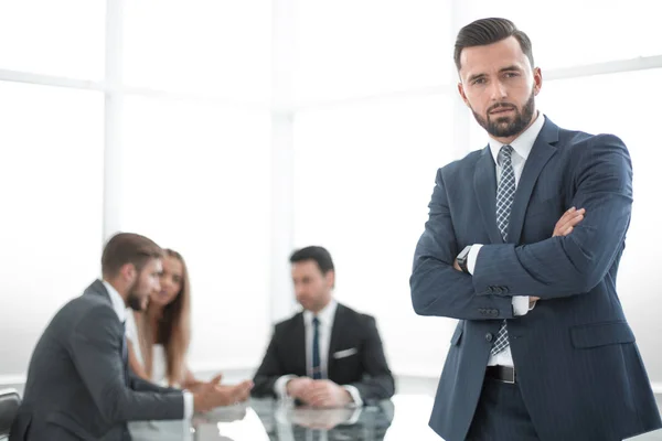 Hombre de negocios moderno de pie en una oficina luminosa — Foto de Stock