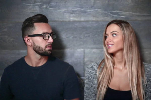 Feliz pareja sonriendo sobre un fondo gris — Foto de Stock