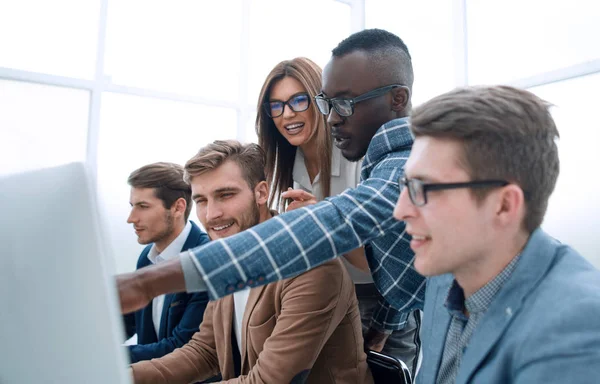 Equipo de negocios discute noticias en línea — Foto de Stock