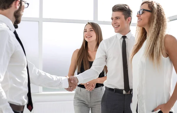 Apretón de manos de los socios comerciales jóvenes en la oficina . — Foto de Stock