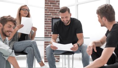 Genç iş adamları toplantıda yeni bir projeyi tartışıyor.