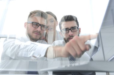 iş proje ekibi birlikte konferans odasında çalışıyor