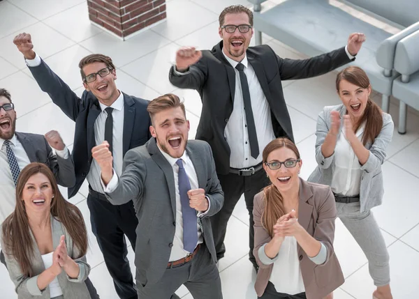 Top view.happy business team permanent samen en kijken naar de camera — Stockfoto