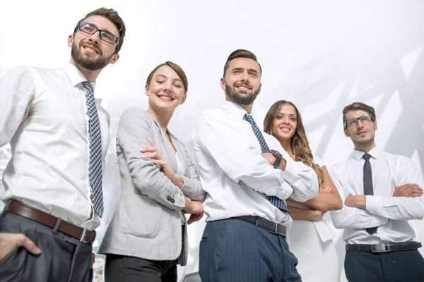 Профессиональная бизнес-команда на фоне современного офиса — стоковое фото