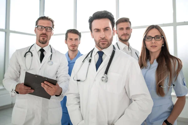 Jóvenes médicos mirando a la cámara — Foto de Stock