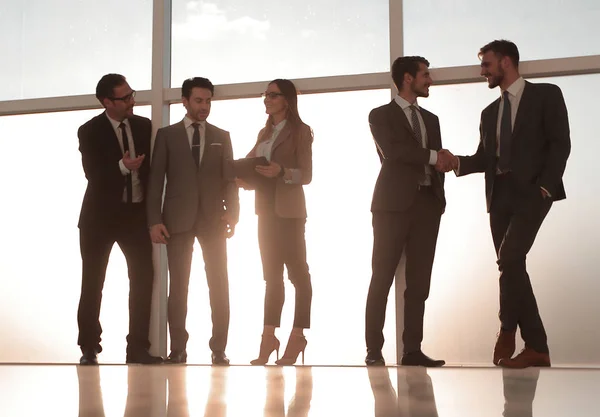 Menschen gehen im Büro auf dem sonnigen Hintergrund — Stockfoto