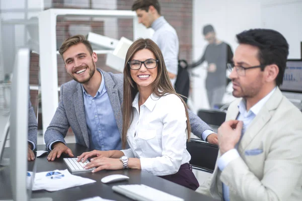 Grupo de empresários sentados à mesa do escritório — Fotografia de Stock