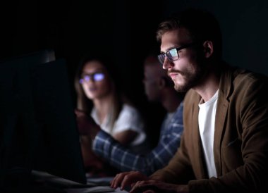 ofiste çalışan up.serious işadamı kapatmak