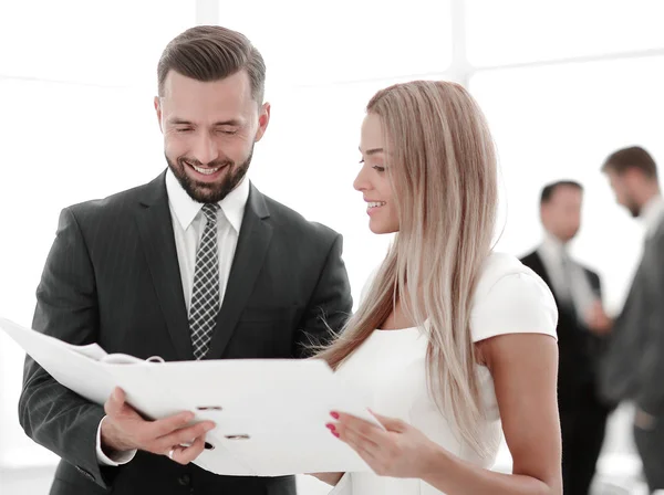 Zakelijke paar bedrijfsdocument bespreken — Stockfoto