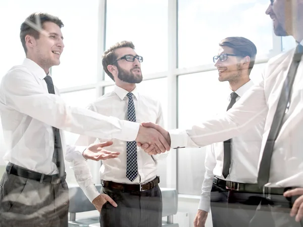 Succesvolle werknemers handen schudden op de werkplek in het kantoor — Stockfoto