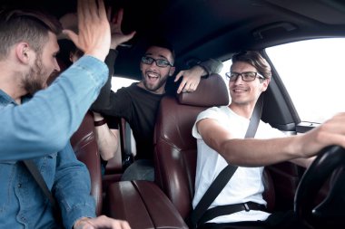 Kapat. Mutlu arkadaşlar arabada konuşuyor..