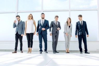 başarılı iş takım ayakta ofis salonunda