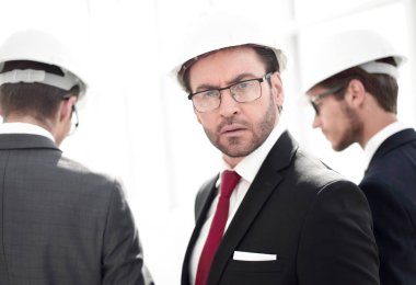 koruyucu bir kask kendine güvenen bir işadamı portresi