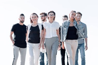 ileri onun grup önünde yürüyen genç casual kadın lideri
