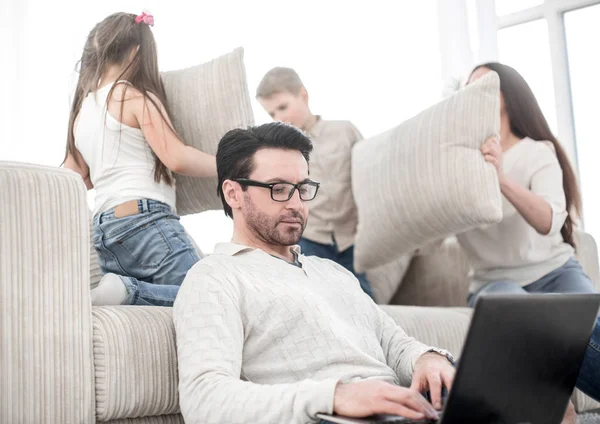 Homem moderno trabalhar em um laptop em sua casa — Fotografia de Stock