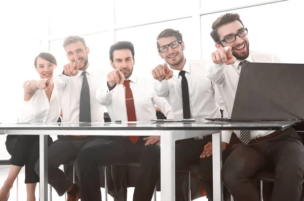 Grupa pracowników, siedząc przy biurku i wskazując na Ciebie — Zdjęcie stockowe
