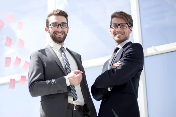 Dos personas de negocios de éxito de pie en la oficina . —  Fotos de Stock