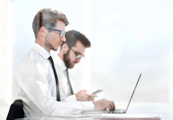 Colleghi di lavoro online seduti in ufficio — Foto Stock