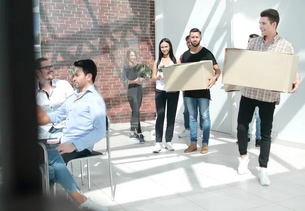 크리에이 티브 비즈니스 팀 새 사무실을 골 판지 상자 제공 — 스톡 사진