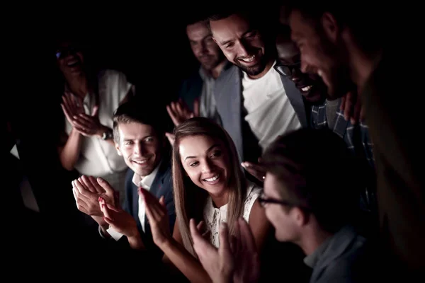 Up.Happy iş takım onların masada otururken applauding kapatın — Stok fotoğraf