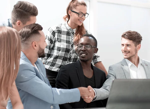 Gruppo di partner commerciali multiculturali sorridenti — Foto Stock