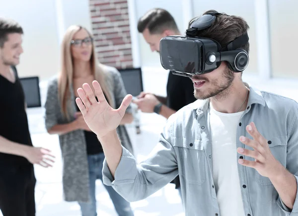 Hombres jóvenes con gafas de realidad virtual — Foto de Stock