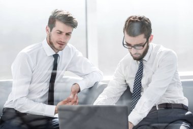 çalışanların iş information.people ve teknoloji çözümlemek için bir dizüstü bilgisayar kullanmak
