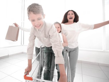 mutlu aile alışveriş yapmak için acele