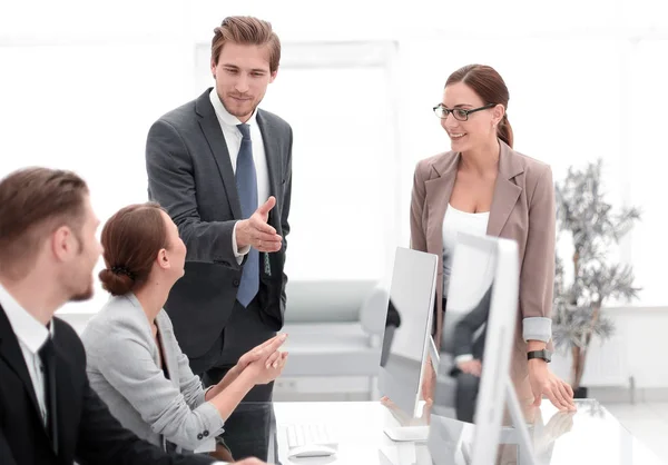 Gerente explicando un equipo de negocios, nuevos objetivos — Foto de Stock