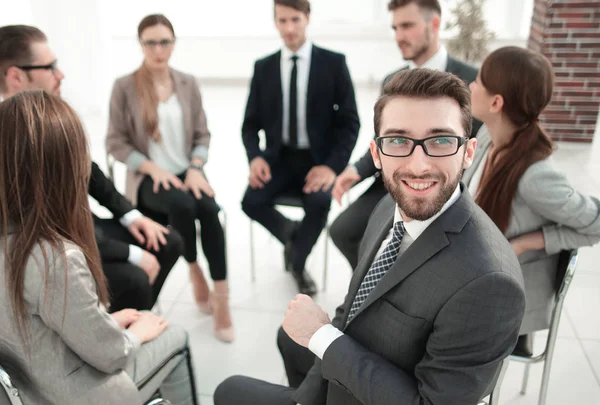 Team building coach at a meeting with the business team — Stock Photo, Image